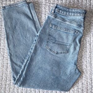 American Eagle MOM JEANS size 8R Strigid  Light rinse Gently Used